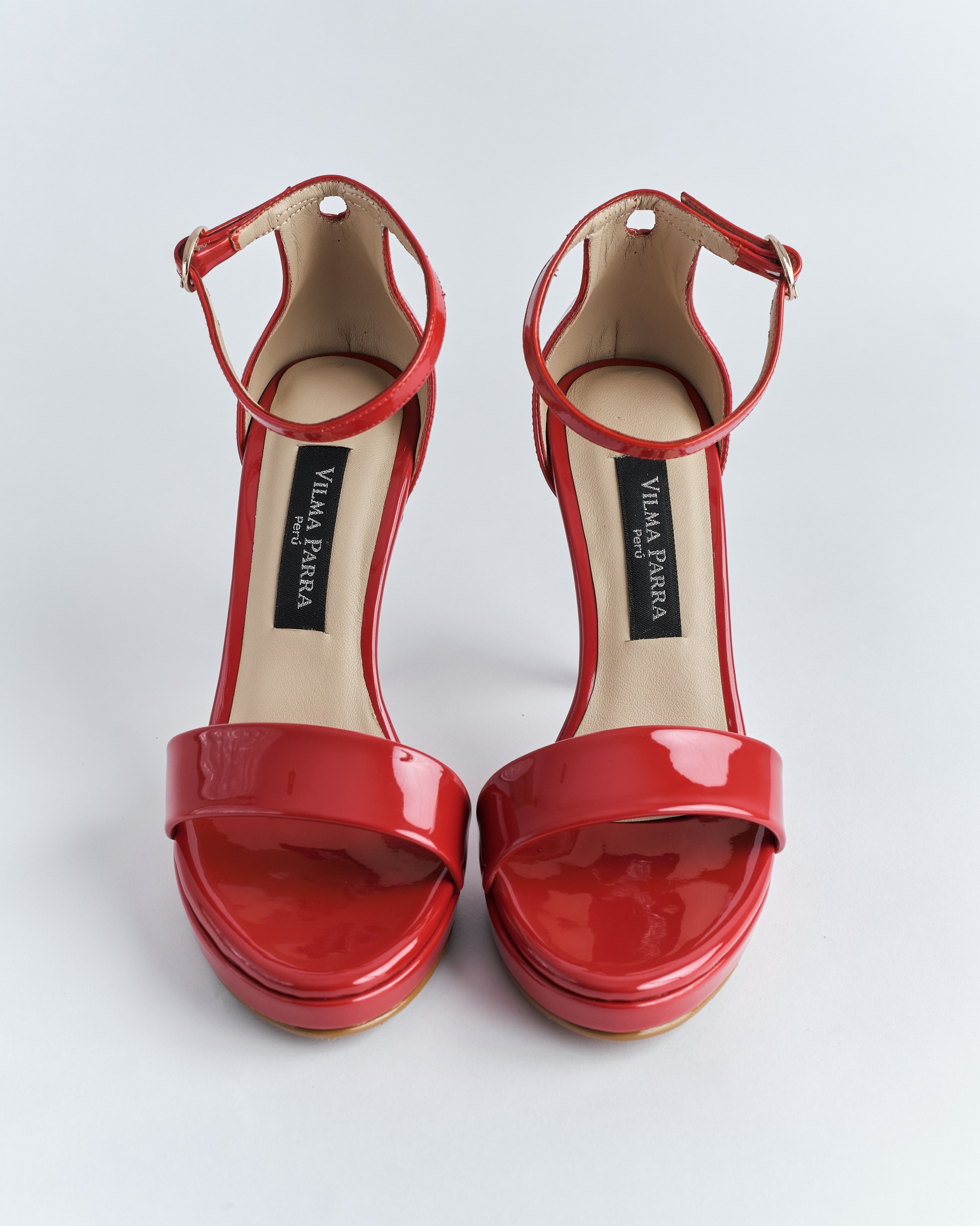 Sandalia Taco Alto 9 de Charol Rojo con Pulsera de la marca Vilma hecho por Aguilar Heritage