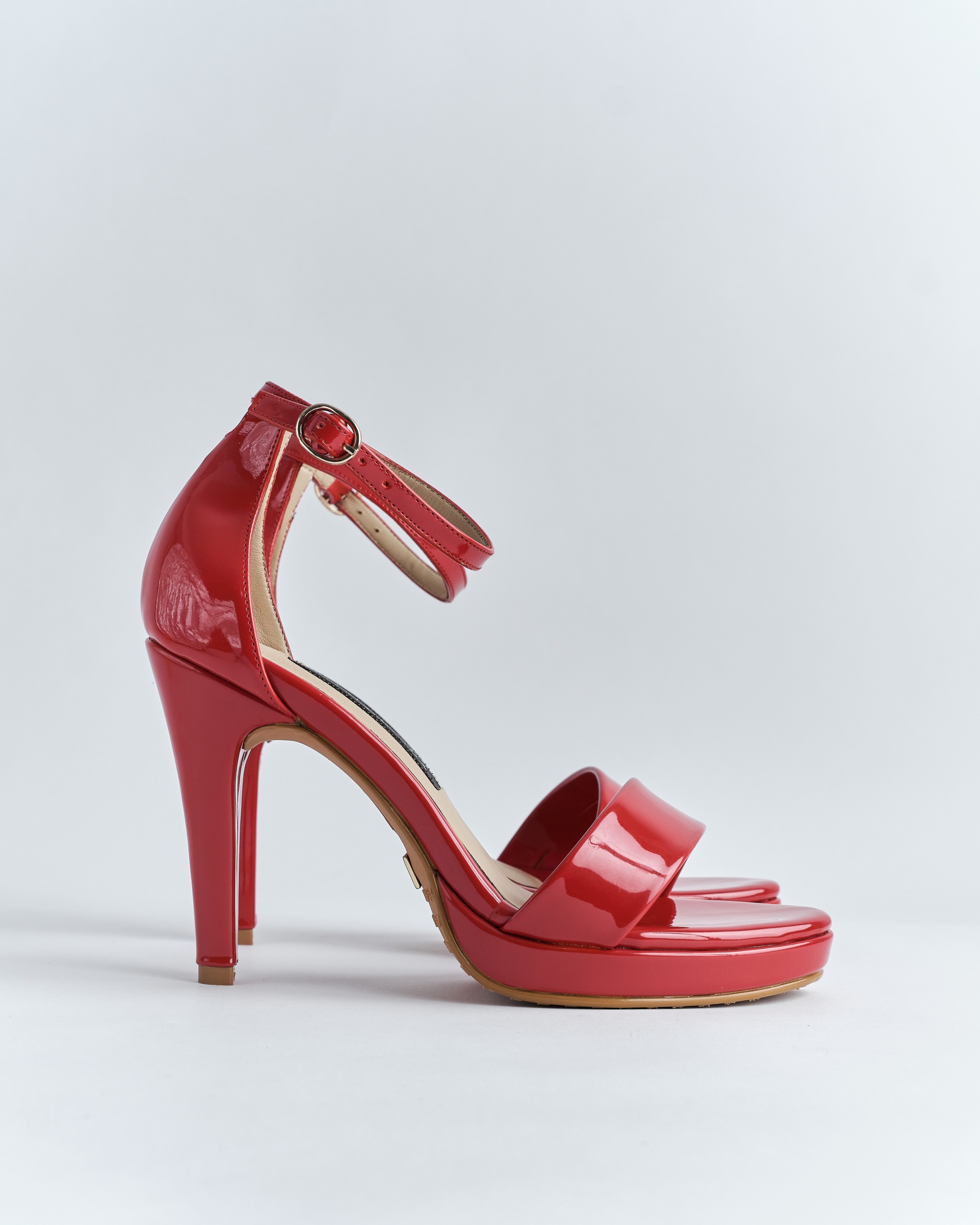 Sandalia Elegante con Plataforma y Pulsera - Imagen 4