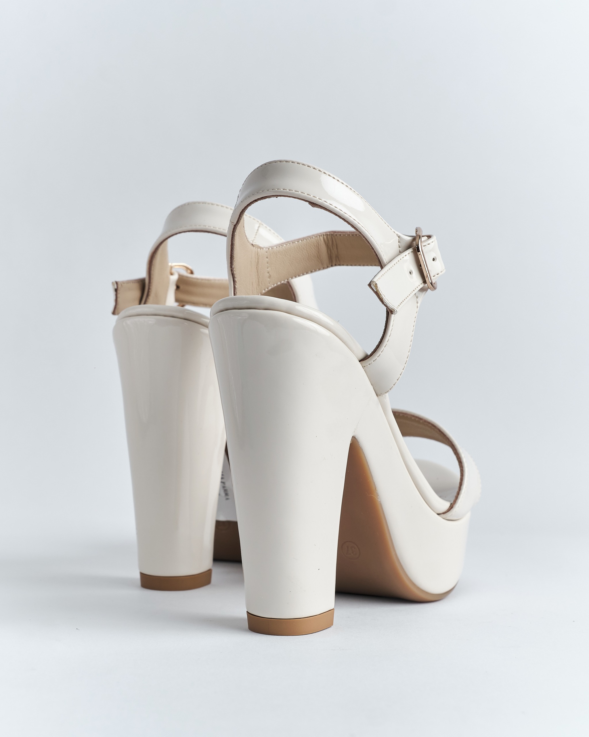 Sandalia Plataforma con Tacón Alto y Pulsera - Imagen 2