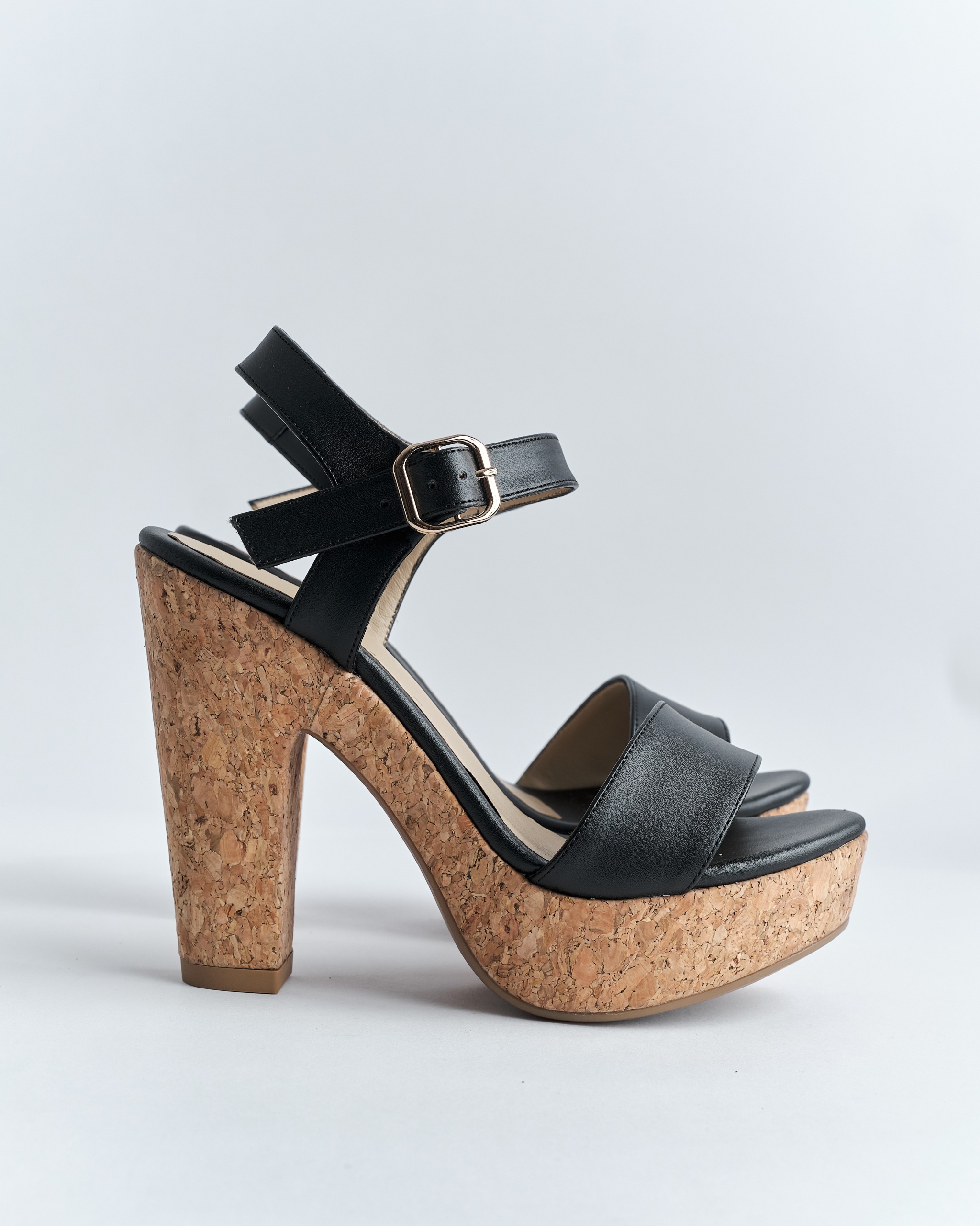 Sandalia Plataforma Negra con Taco Grueso de Corcho de la marca Vilma hecho por Aguilar Heritage