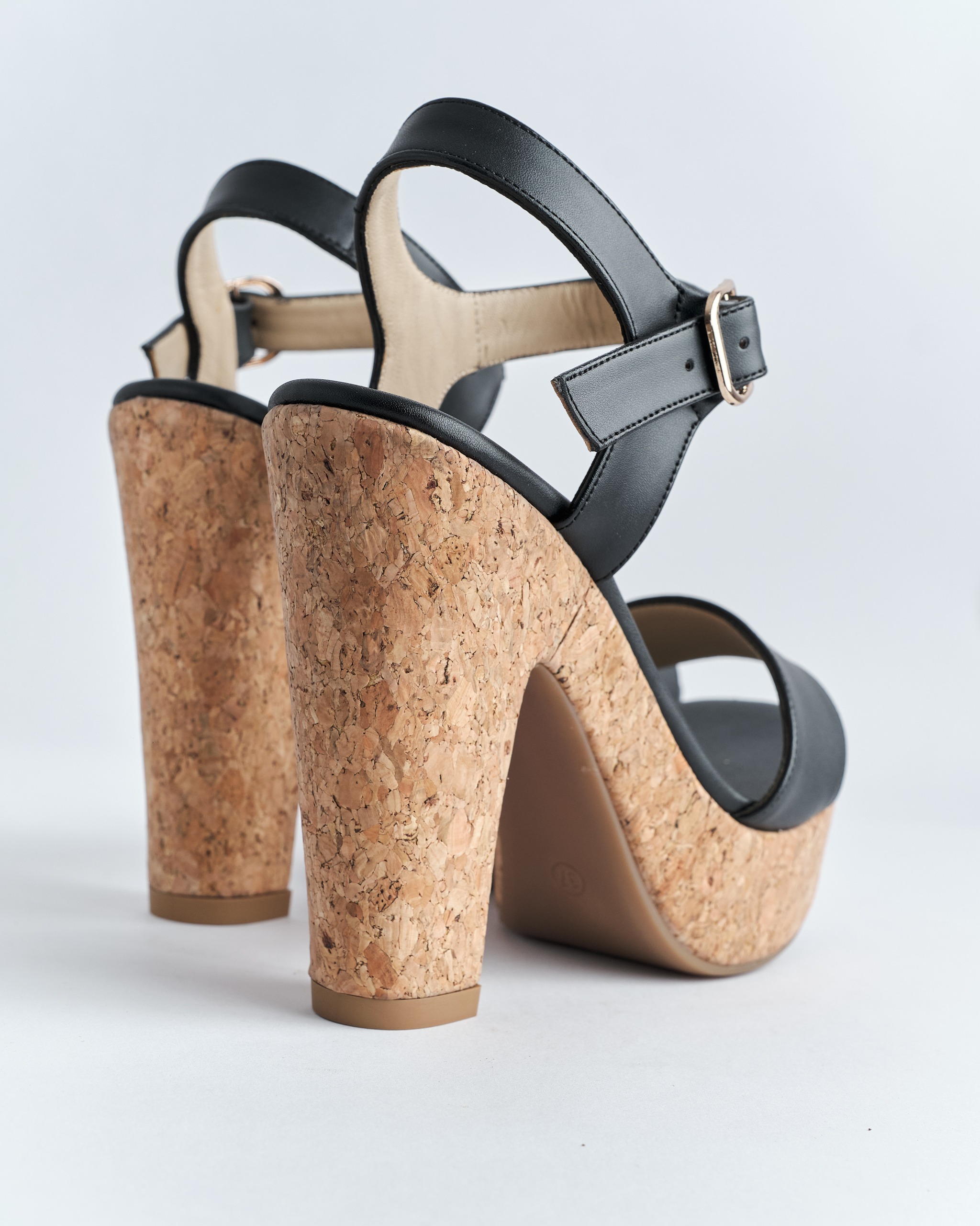 Sandalia Plataforma Negra con Taco Grueso de Corcho 1 de la marca Vilma hecho por Aguilar Heritage