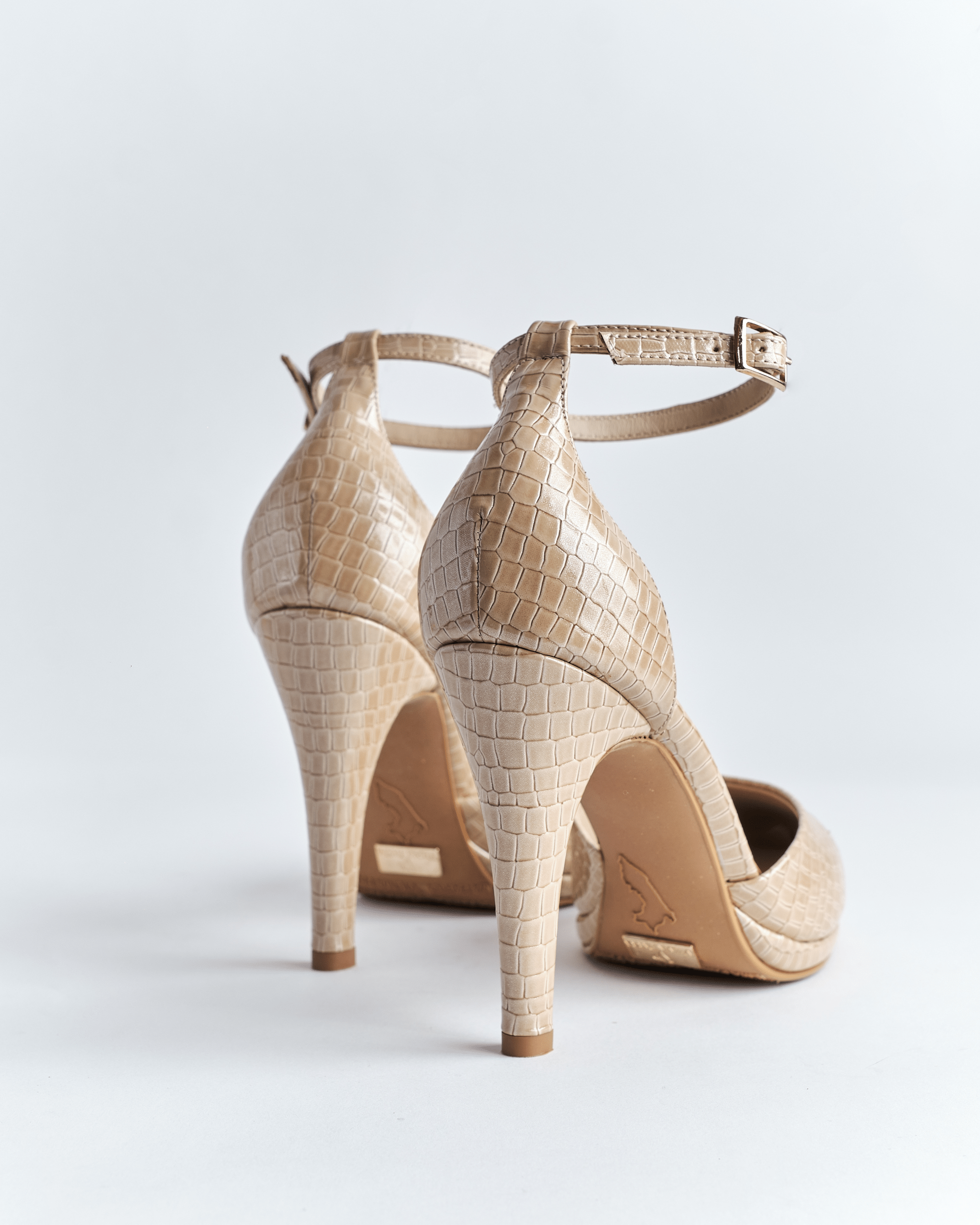 Zapato Taco Alto Textura Croco con Pulsera - Imagen 6
