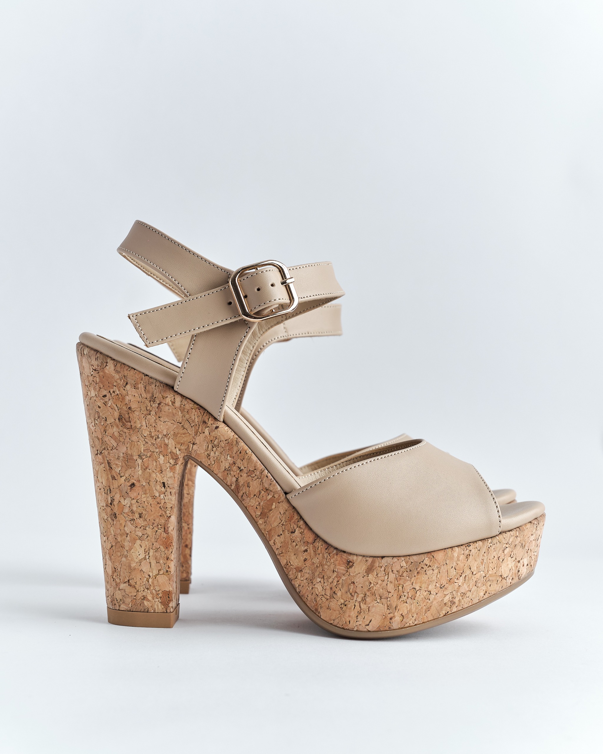 Sandalia de plataforma de tacón ancho de color beige con corcho de la marca Vilma desarrollado por Aguilar Heritage