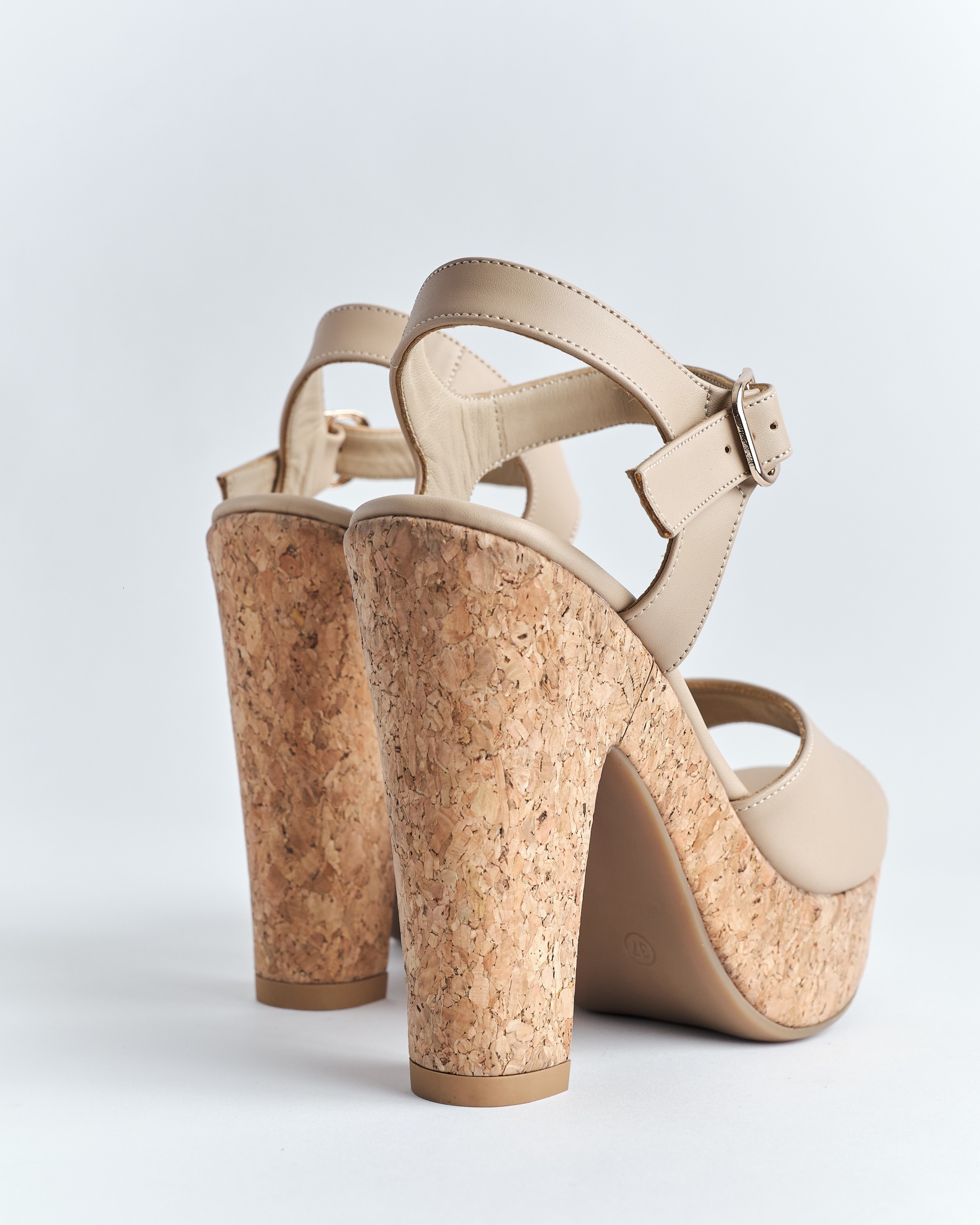 Sandalia de plataforma de tacón ancho de color beige con corcho de la marca Vilma desarrollado por Aguilar Heritage