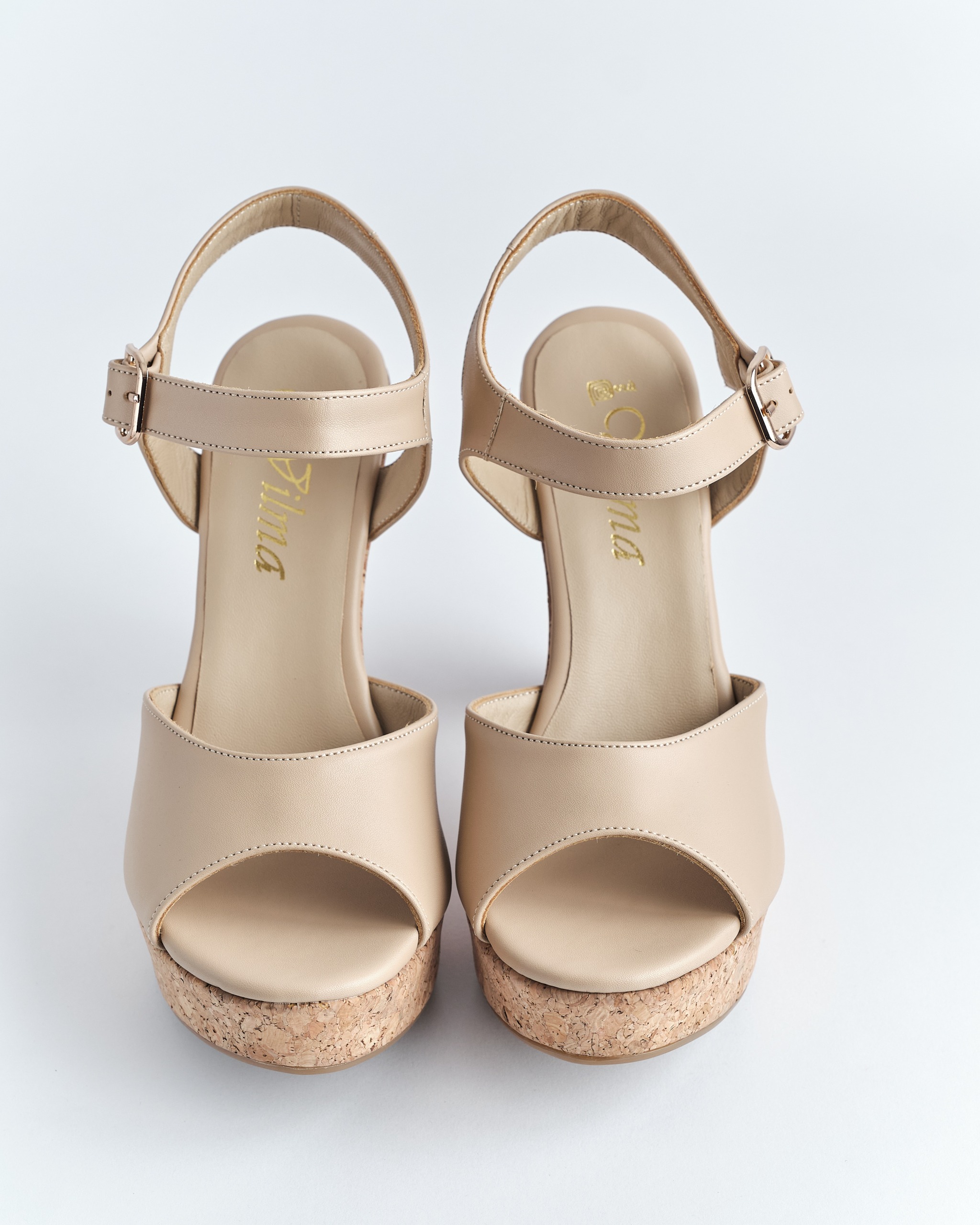 Sandalia de plataforma de tacón ancho de color beige con corcho de la marca Vilma desarrollado por Aguilar Heritage