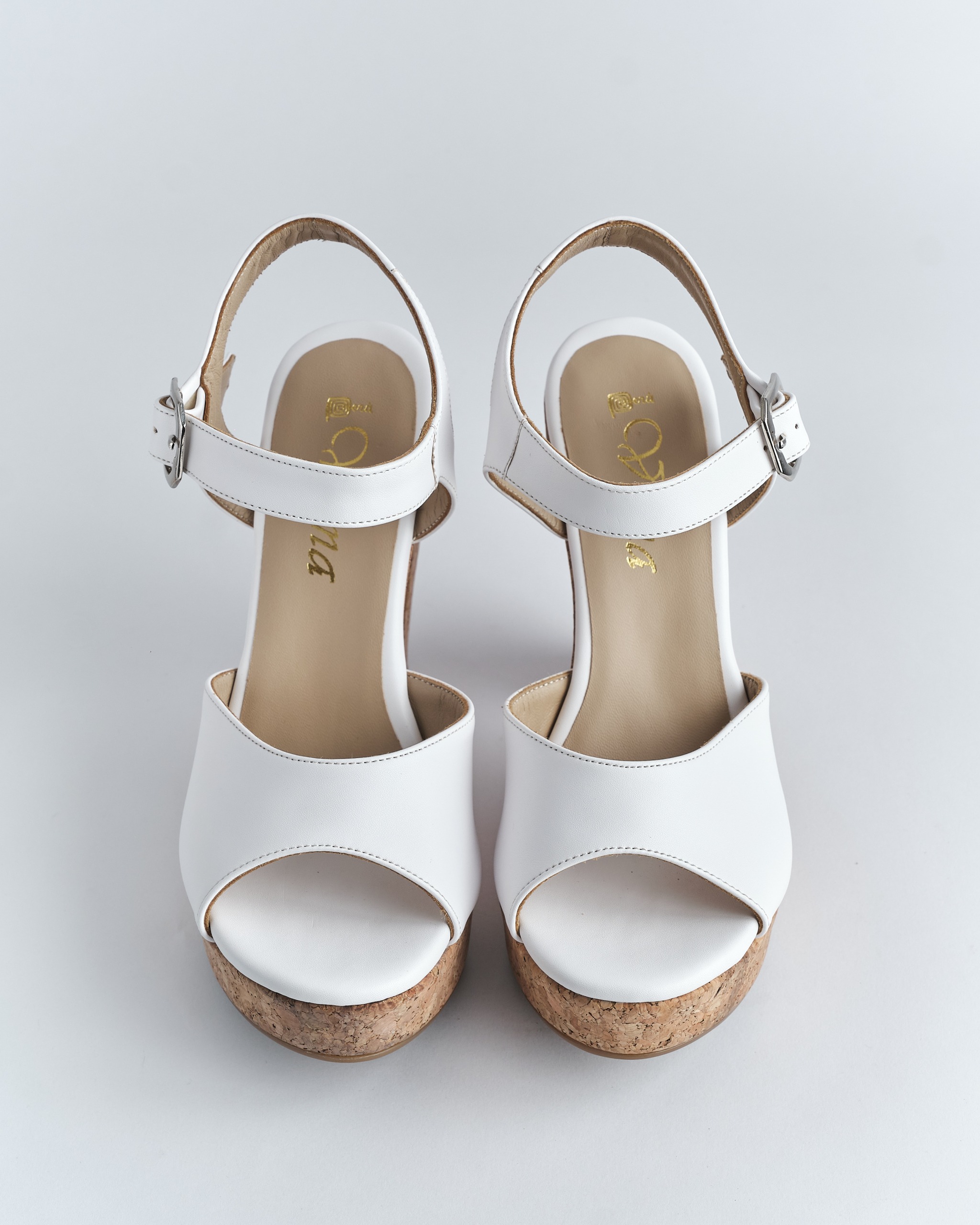 Sandalia de plataforma de tacón ancho de color blanco con corcho de la marca Vilma desarrollado por Aguilar Heritage