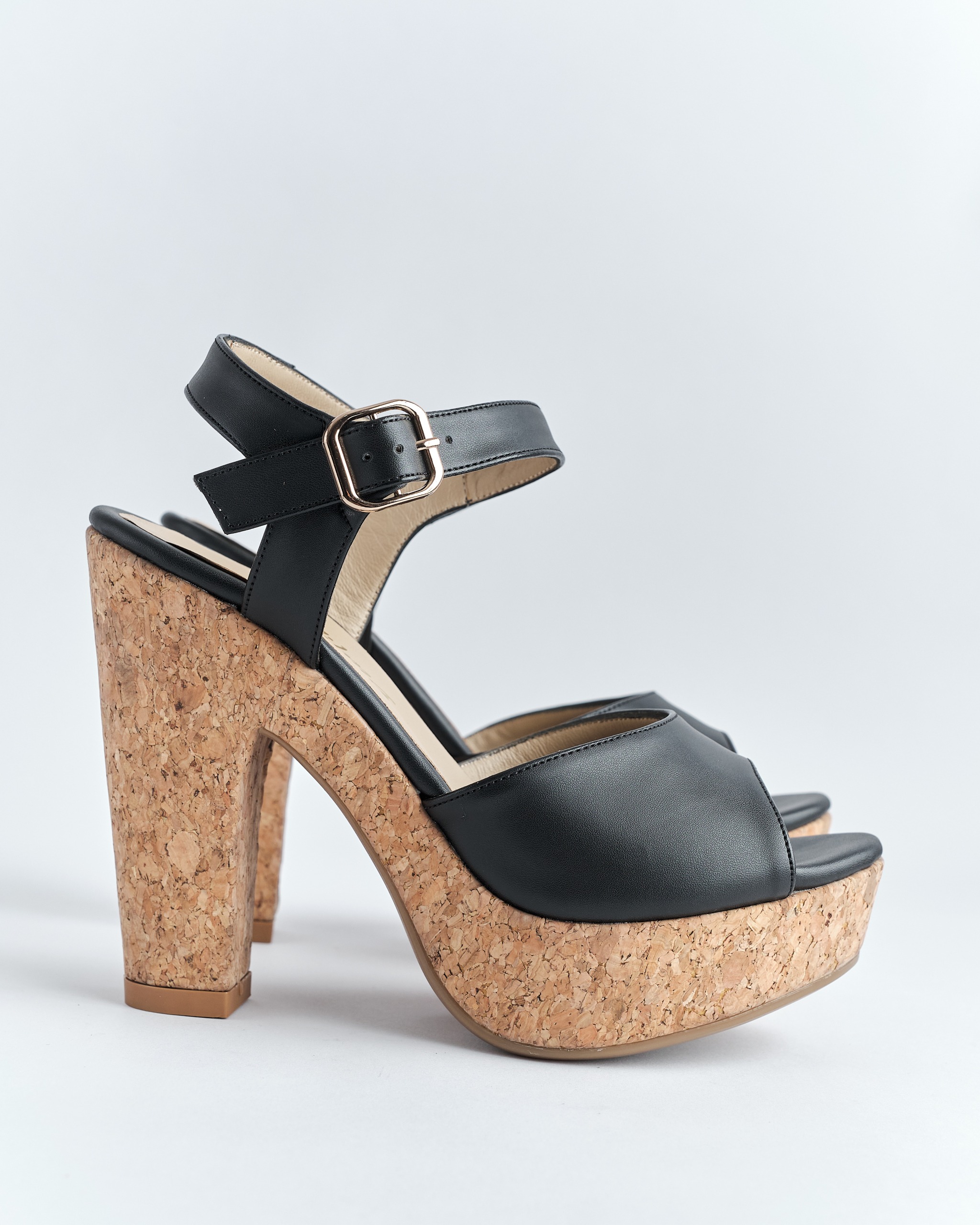 Sandalia de plataforma de tacón ancho de color negro mate con corcho de la marca Vilma desarrollado por Aguilar Heritage