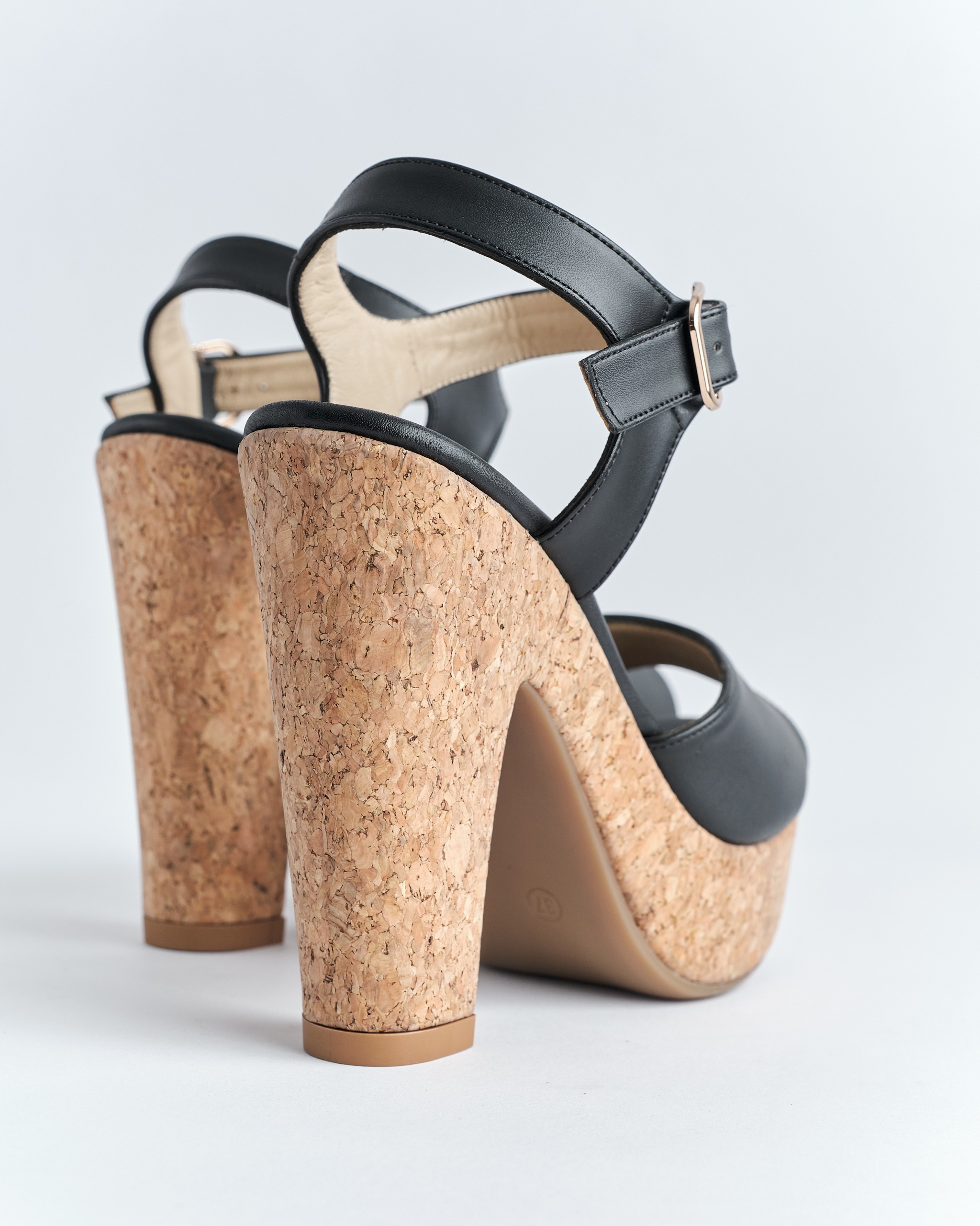 Sandalia de plataforma de tacón ancho de color negro mate con corcho de la marca Vilma desarrollado por Aguilar Heritage
