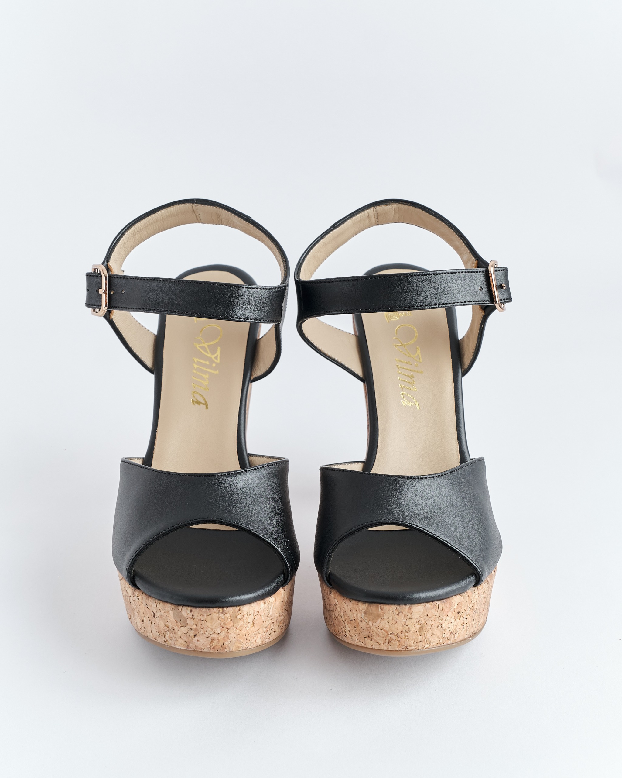 Sandalia de plataforma de tacón ancho de color negro mate con corcho de la marca Vilma desarrollado por Aguilar Heritage