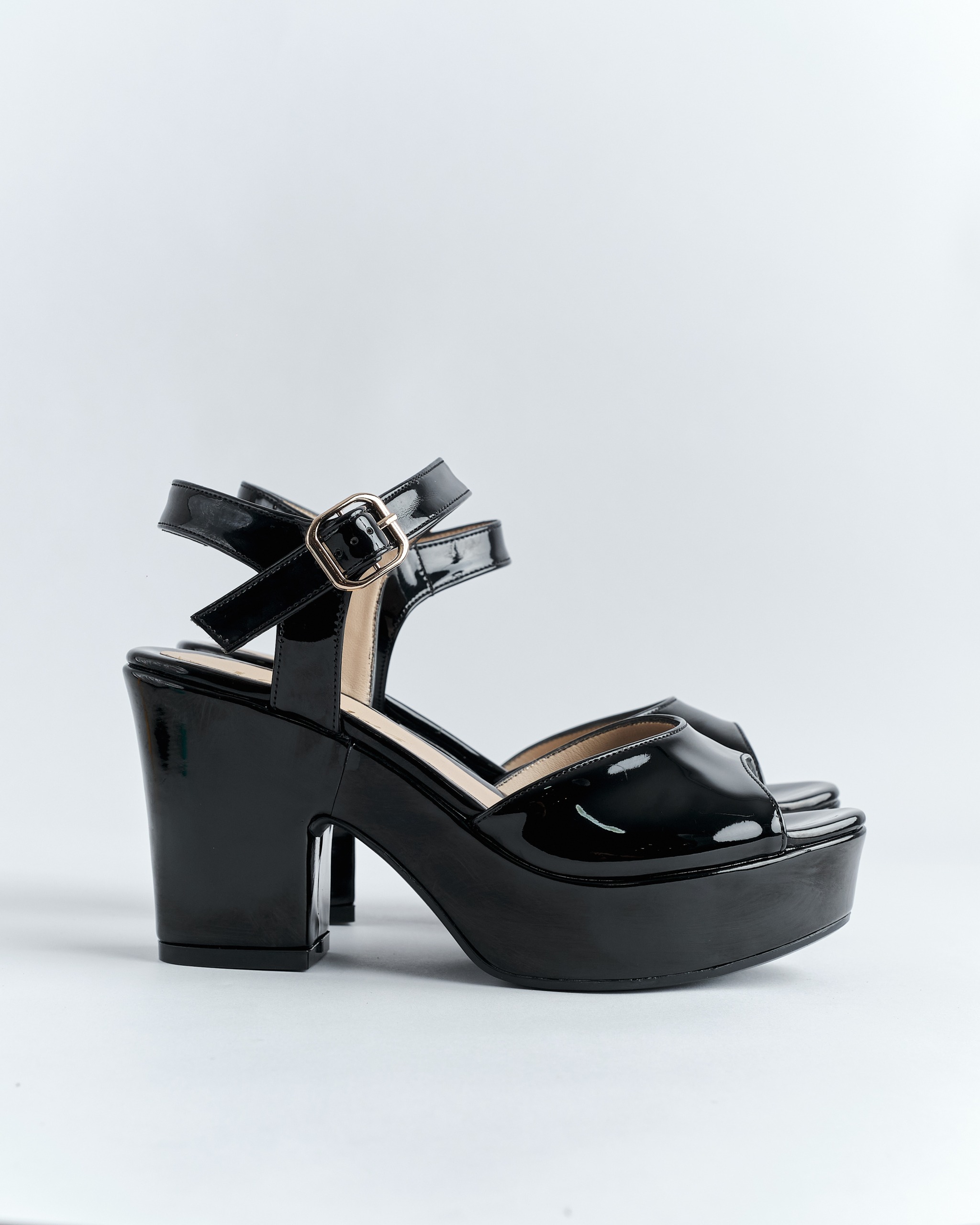 Sandalia de plataforma de charol con tacón ancho de color negro de la marca Vilma hecho por Aguilar Heritage