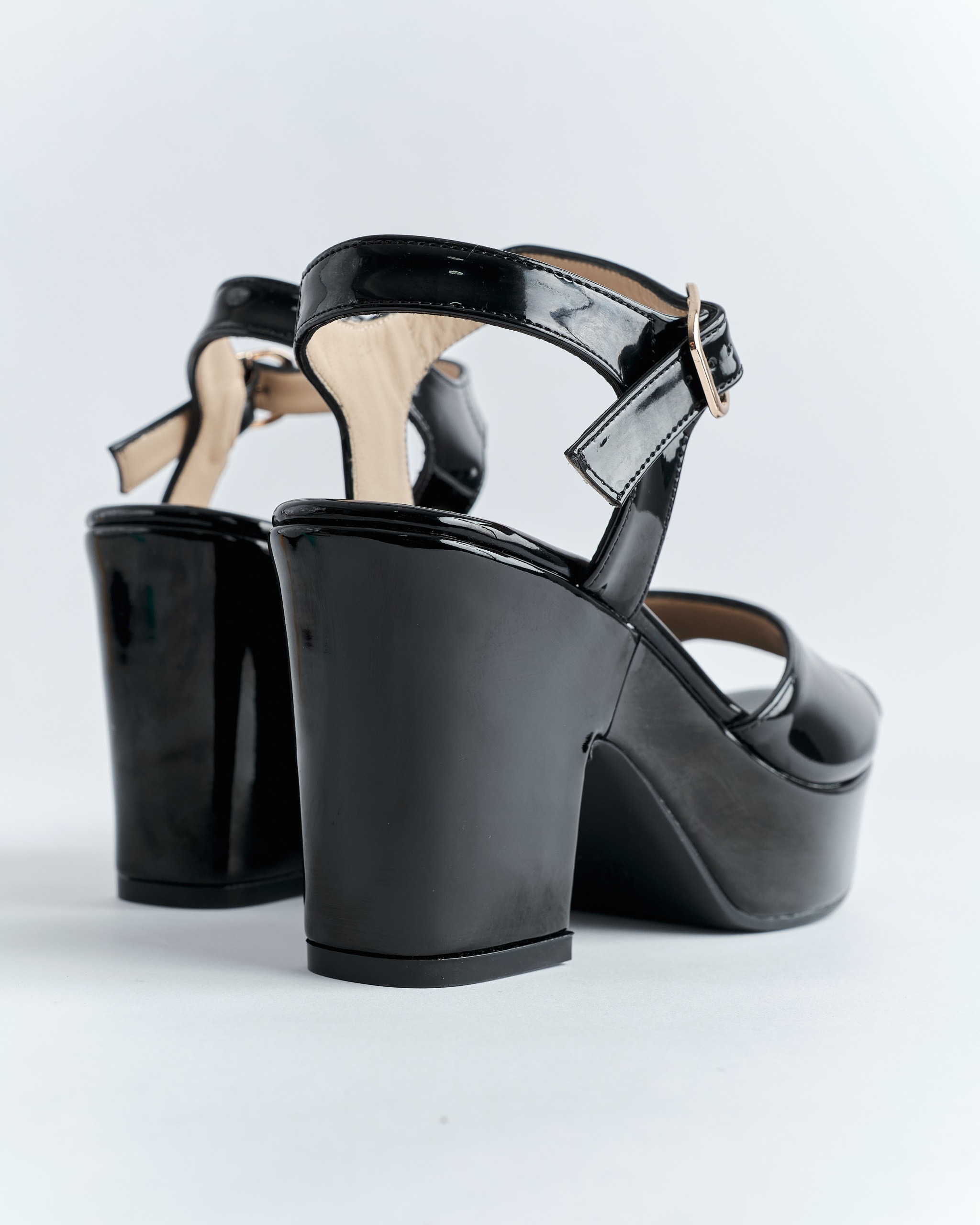 Sandalia de plataforma de charol con tacón ancho de color negro de la marca Vilma hecho por Aguilar Heritage