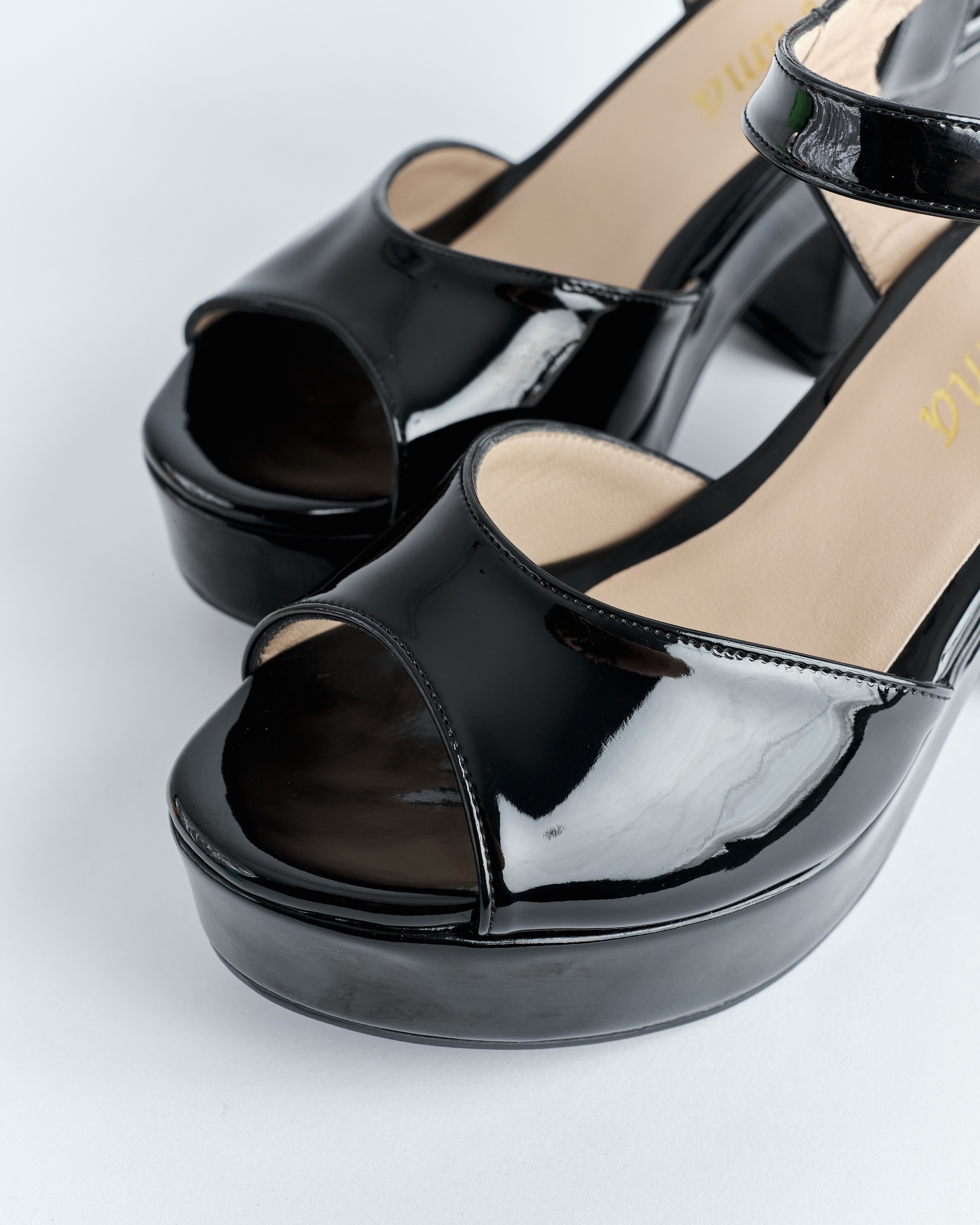 Sandalia de plataforma de charol con tacón ancho de color negro de la marca Vilma hecho por Aguilar Heritage
