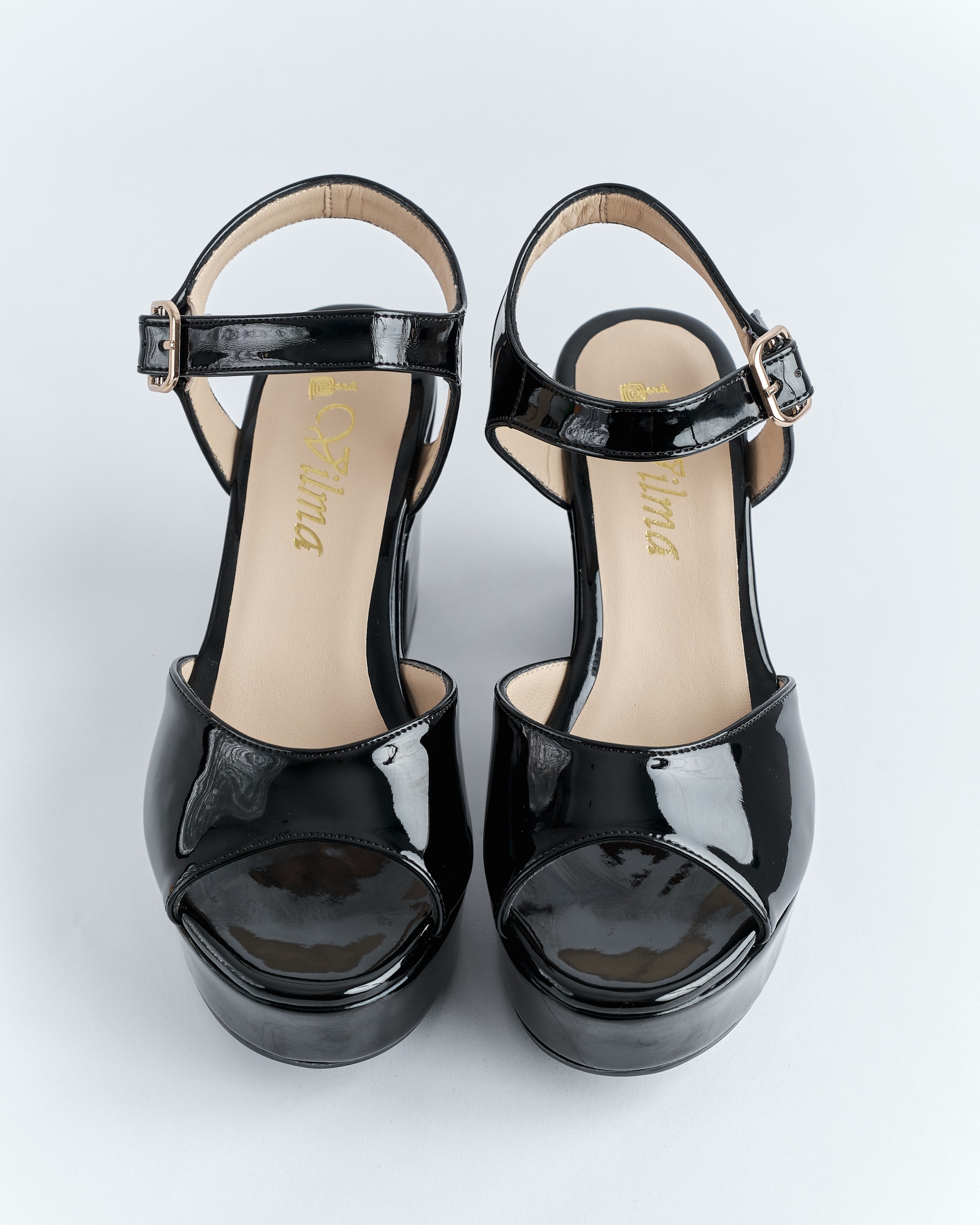 Sandalia de plataforma de charol con tacón ancho de color negro de la marca Vilma hecho por Aguilar Heritage