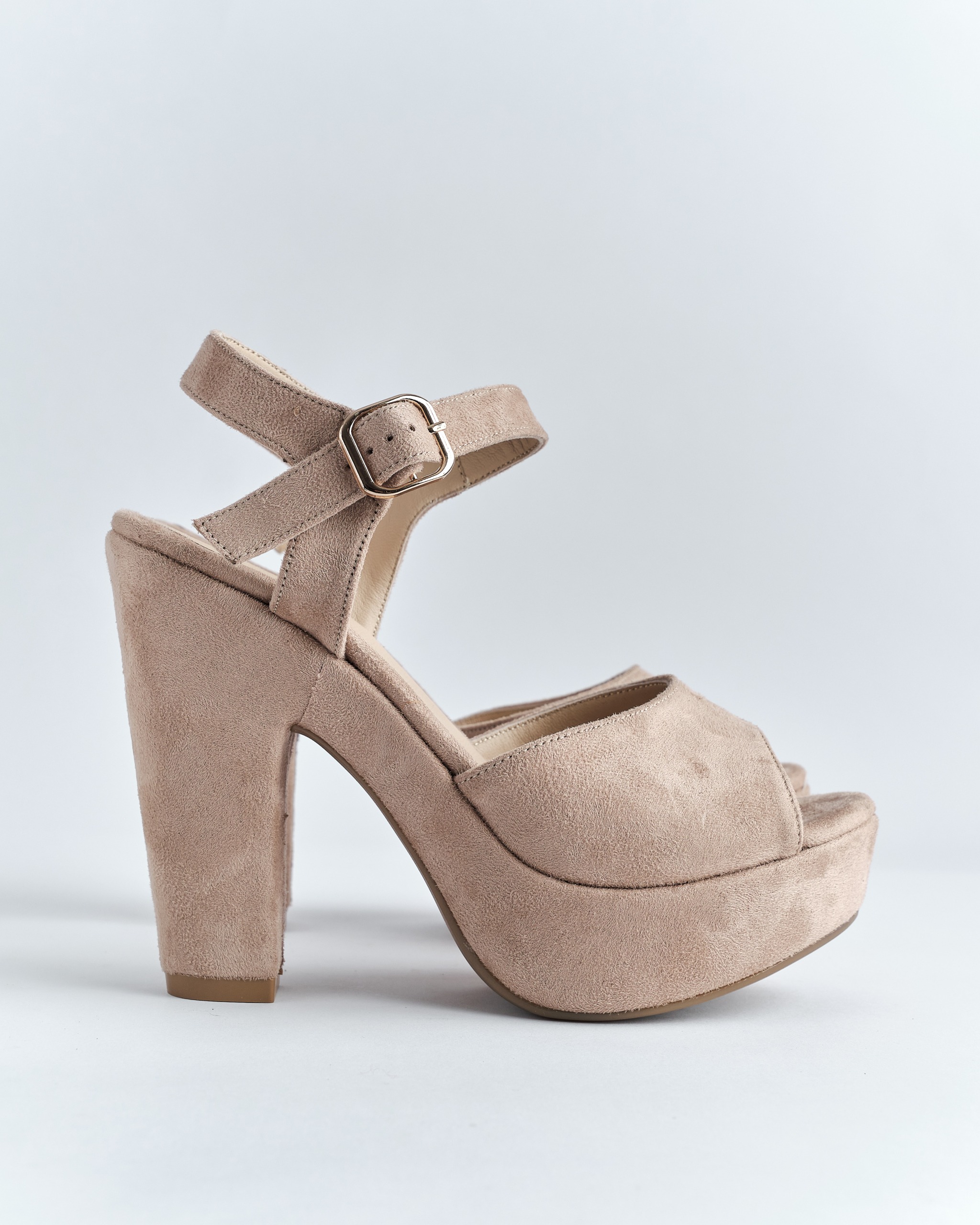 sandalias de plataforma de tacón ancho sueder de color beige de la marca Vilma hecho por Aguilar Heritage