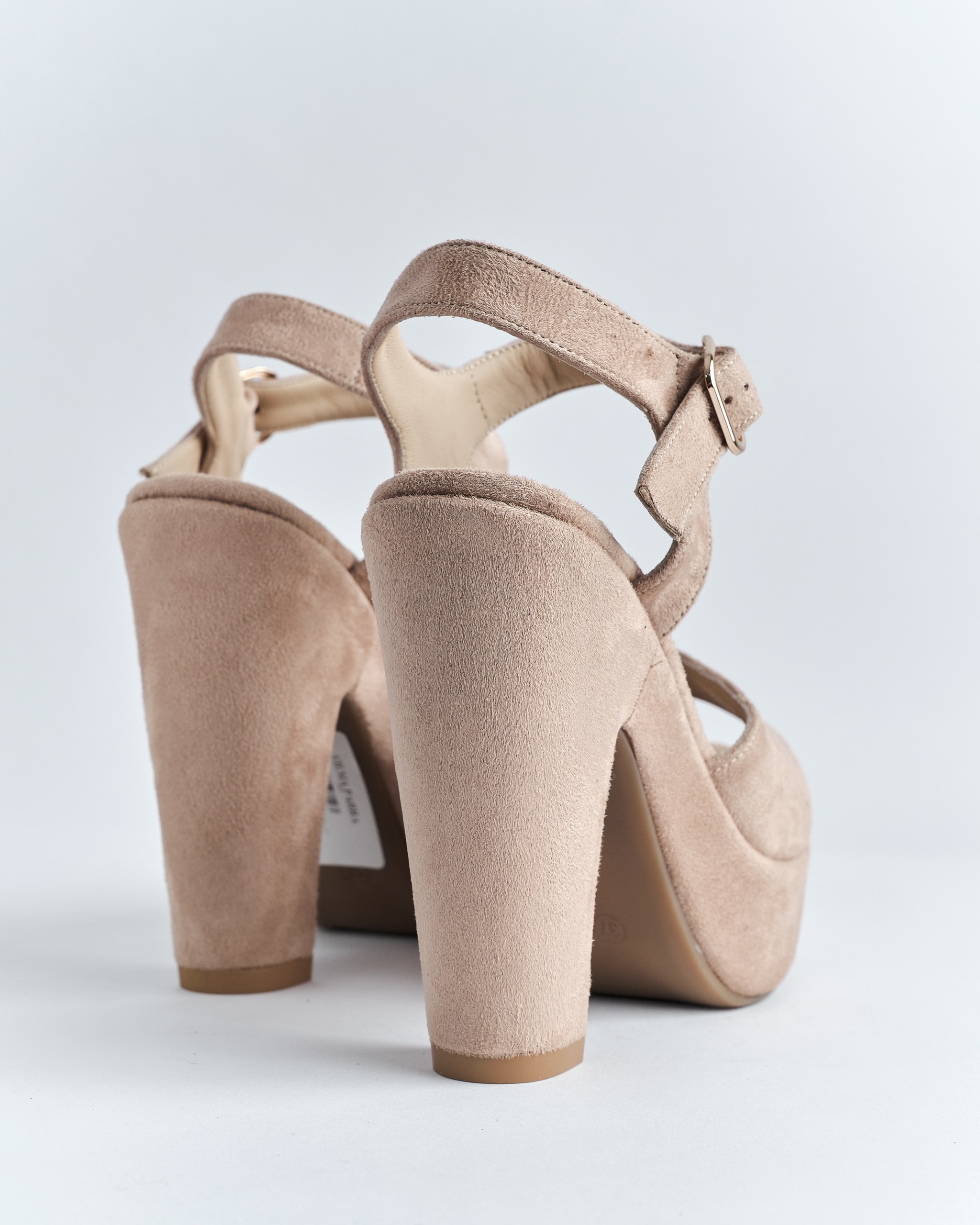sandalias de plataforma de tacón ancho sueder de color beige de la marca Vilma hecho por Aguilar Heritage