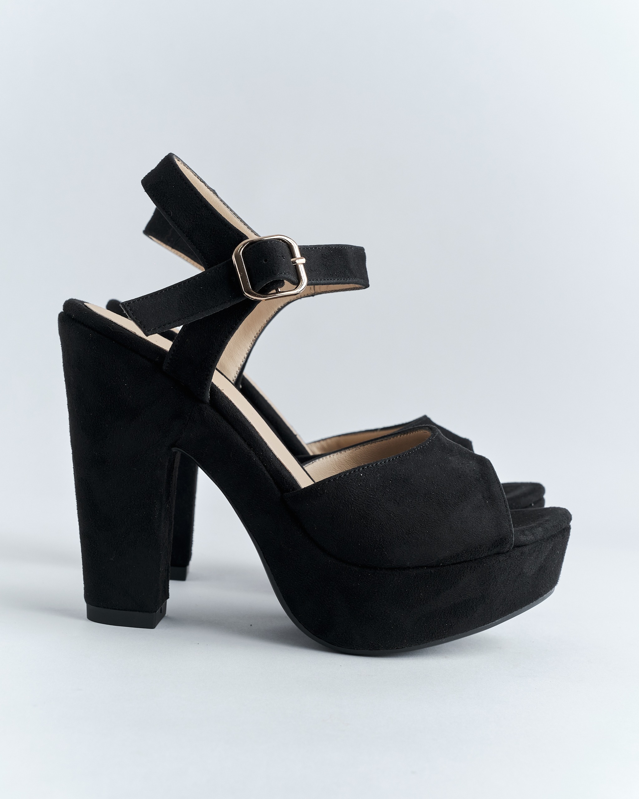 sandalias de plataforma de tacón ancho sueder de color negro de la marca Vilma hecho por Aguilar Heritage