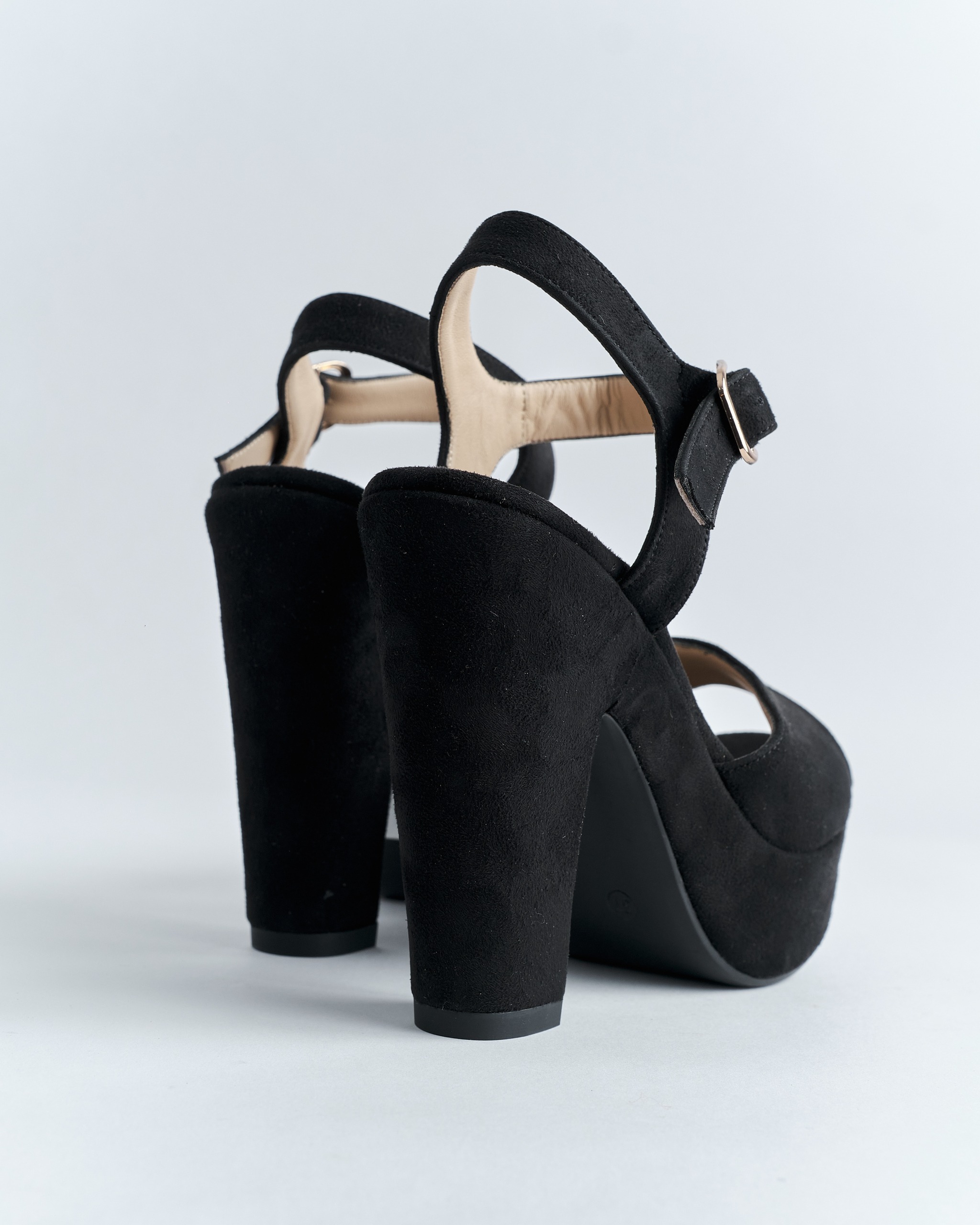 sandalias de plataforma de tacón ancho sueder de color negro de la marca Vilma hecho por Aguilar Heritage