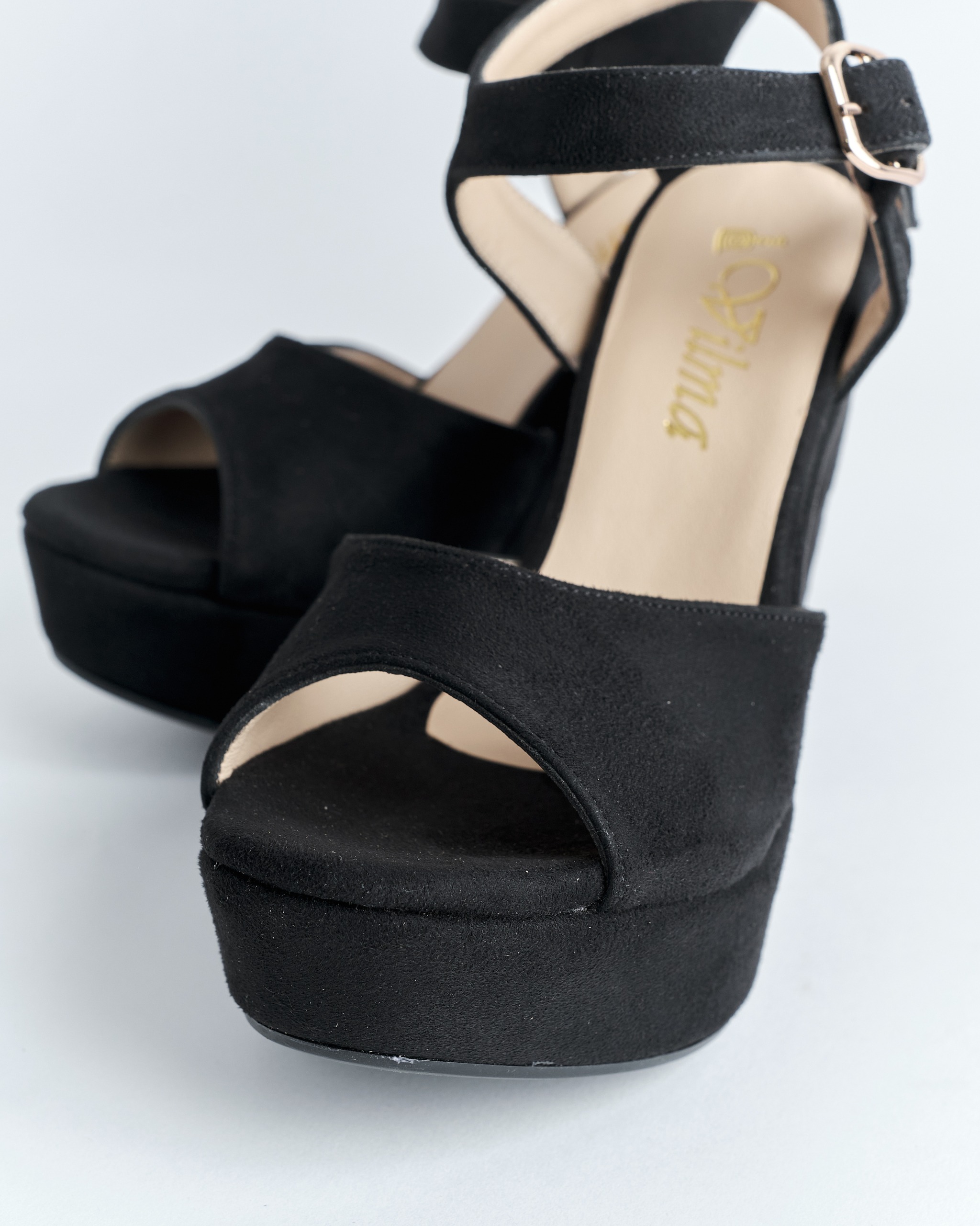 sandalias de plataforma de tacón ancho sueder de color negro de la marca Vilma hecho por Aguilar Heritage