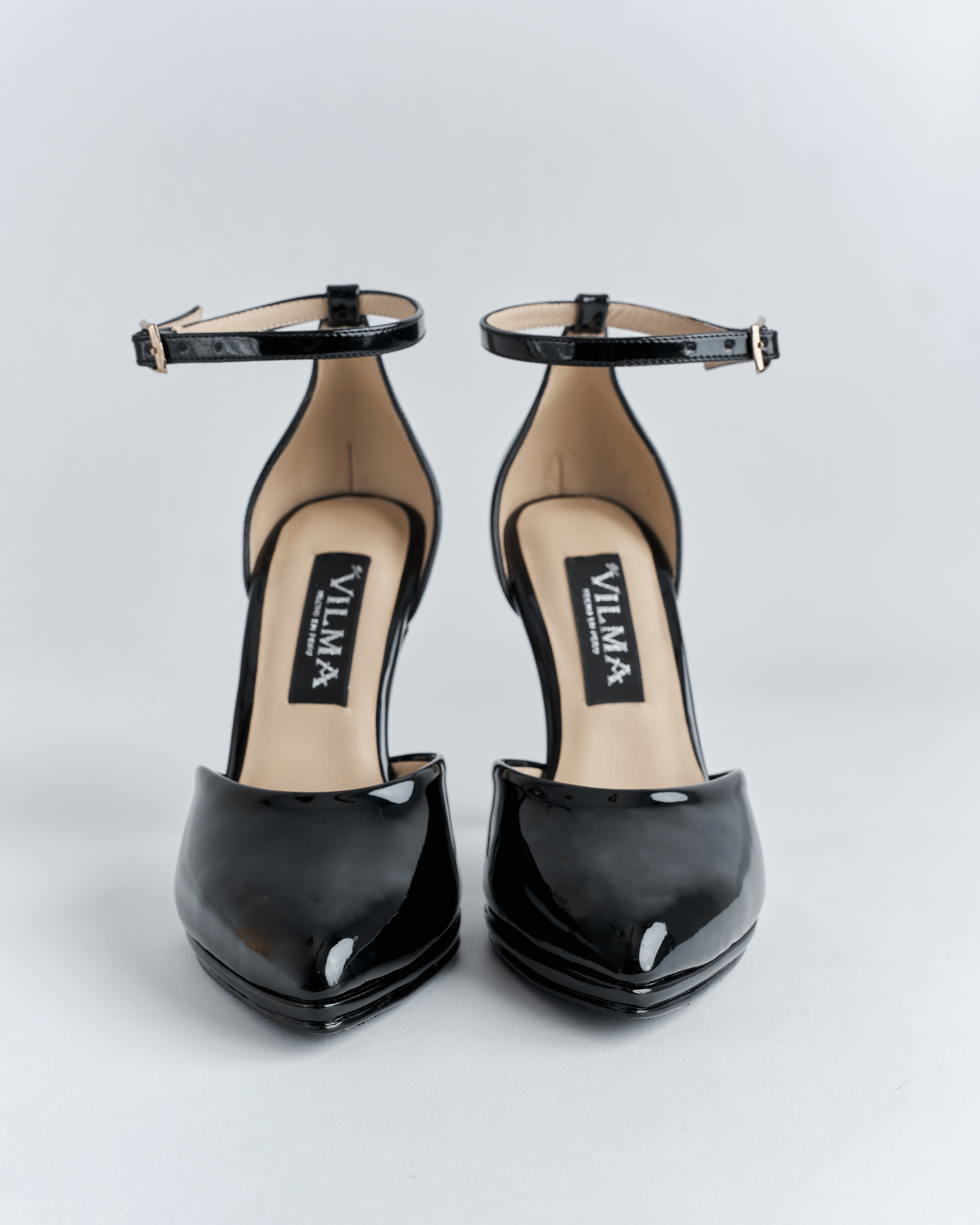 Zapato taco alto charol negro de la marca Vilma hecho por Aguilar Heritage
