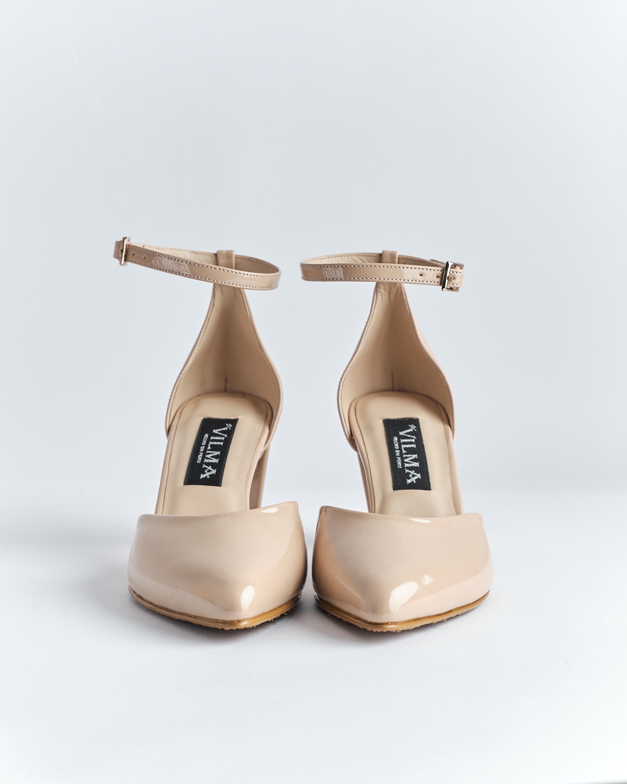 zapato tacón charol con pulsera beige de la marca vilma hecho por aguilar heritage