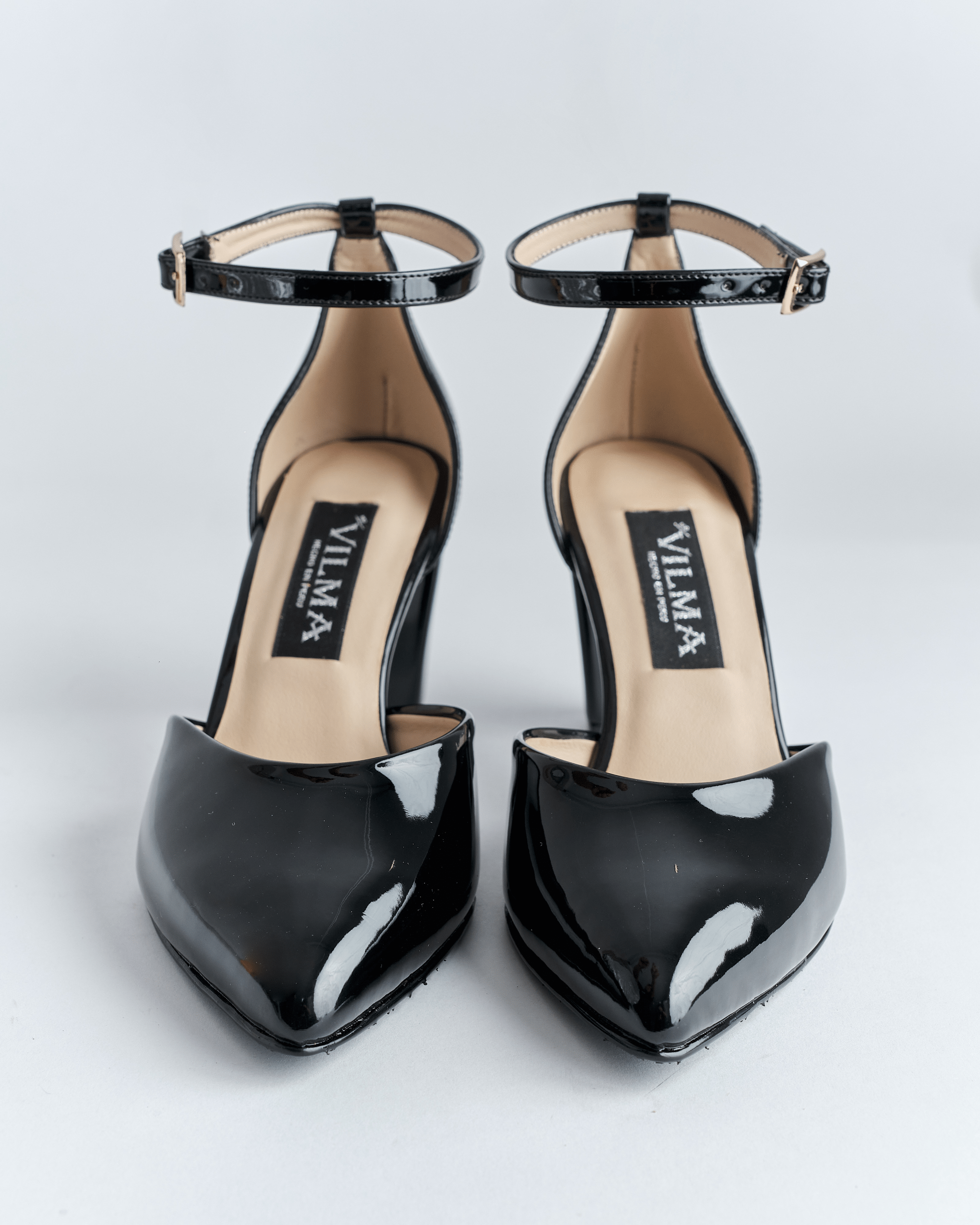 Zapato tacón de charol con pulsera de la marca vilma hecho por aguilar heritage